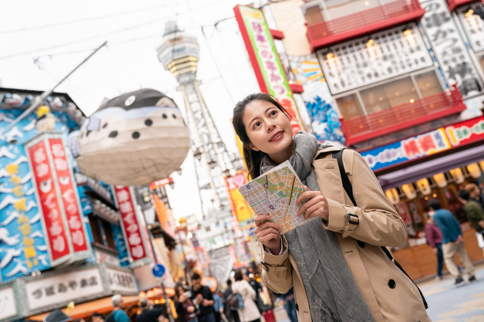 大阪観光をする女性
